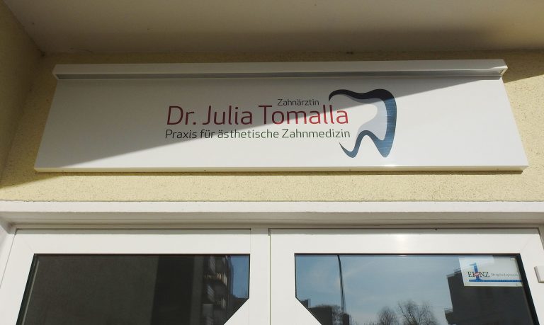 Leuchtschild Dr. med. dent. Julia Tomalla